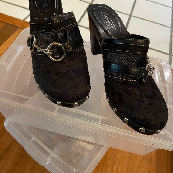 Coach mule shoe. Worn 2 times. Black very nice. 7.5 but runs a little small - Picture 5 of 9